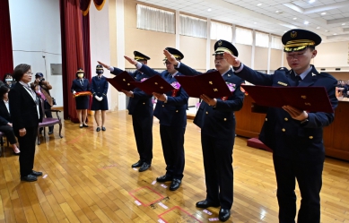 彰化、鹿港、溪湖和芳苑等4分局新任分局長宣誓，由王縣長監誓。（照片縣府提供）