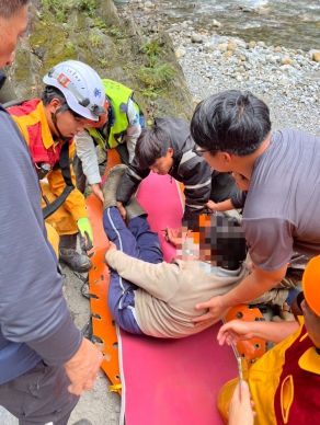 擅入0403大地震封閉災修中的砂卡礑步道｜連人帶車跌落25公尺深谷，60歲機車騎士車毀人傷送醫！