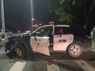 警車自撞中央分隔島｜再與小轎車碰撞，吉安執勤警員送醫！