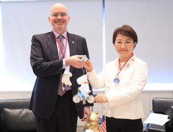 美國在台協會來訪 處長谷立言拜會中市府 盧秀燕市長送「姆明」小提燈 盼持續加強台美經貿及文化交流