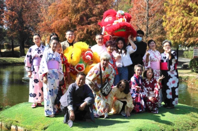 好運攏「馬」來〜雲林家扶長輩澄霖和服初體驗 園方捐款並陪同家扶阿公阿嬤及孫子遊園 一起讓愛傳出去〜