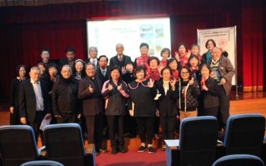 台灣基督教長老教會嘉義中會松年部長者表演歌舞高牆送暖