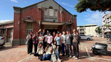 參加「2026年國際網博會」, 福德師生走進歷史建築「紅磚市場」。(照片福德提供)