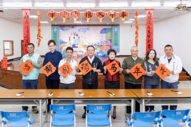 馬公市公所今辦「筆韻飛揚馬年春」新春揮毫活動 書法墨香迎新年  本次活動由澎湖縣書法學會理事長林昇進率團參與，集結縣內16位書法家共同現場揮毫，除林昇進理事長外，尚包括陳鼎盛、呂明鏡、謝聰明、歐宗悅、李俊賢、謝聰惠、李傳續、呂添德、陳明生、張碧芬、徐於楨、陳成統、吳順義、王明立及薛永在等人，為市民書寫春聯，傳遞新春祝福。