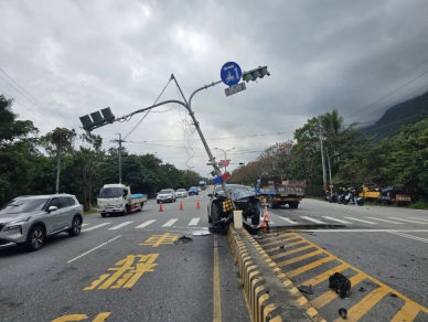 自撞安全島｜新城號誌燈桿撞歪了，乘客兩人受傷送醫！