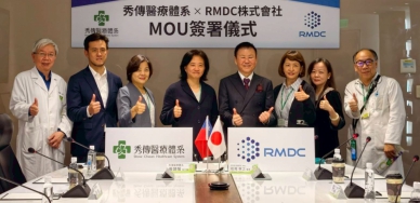 日本PATH集團會長松尾孝之,與秀傳醫療體系簽署合作備忘錄。(照片秀傳提供)