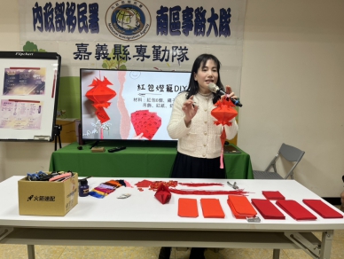 新住民多元文化講師潘羽姍  紅包袋巧手化身年節燈籠  不僅環保也傳遞年味