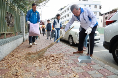 馬力全開．潔淨南投 逾百人上街大掃除