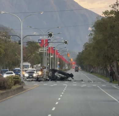 自撞分隔島｜車體都撞爛了，花蓮空軍基地憲兵，穿著軍服疑趕往營區服勤途中車禍不治！