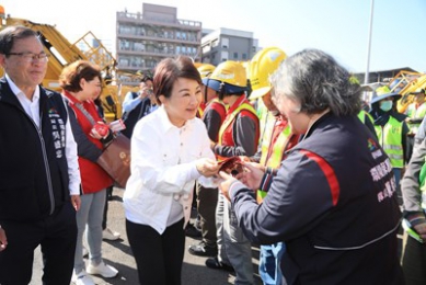 盧秀燕市長赴南屯清潔隊致贈加菜金 慰勞環保英雄辛勞