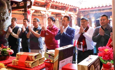 總統賴清德大年初一赴嘉義朴子配天宮參拜 發馬年小紅包 鄉親排隊領取新春祝福〜