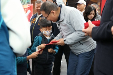 侯友宜大年初二蘆洲祈福參拜  邀市民出外賞燈 踏青走春