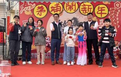 馬年行大運 客庄「行春」 東勢區泰興宮茅埔鬧新年、東興宮擲筊求發財金