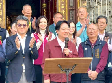 總統賴清德由立委劉建國等人陪同 前往虎尾福安宮、斗六長和宮參香祈福並發放福袋 賴總統推薦劉建國是未來縣長不二人選！