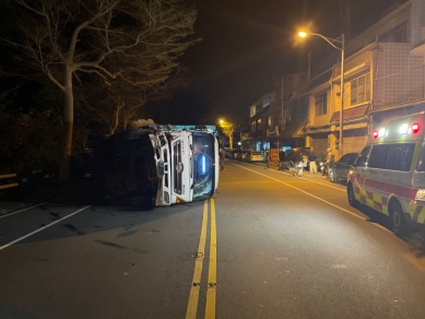 大貨車連續擦撞路邊7輛小轎車後翻覆｜臺11線131公里滿目瘡痍