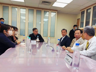 卓榮泰院長2月19日代表賴清德總統 專程來到醫院探視澎湖縣長陳光復  陳縣長的眷屬衷心感謝卓院長暨所有關心的朋友， 同時，眷屬也表示他們也要衷心感謝 王定宇立委、陳其邁市長 以及江瑞鴻（高雄市議員 ）。謝謝這幾位好兄弟堅實的情誼，在第一時間主動提供交通與各項後勤協助，讓他們能沒有後顧之憂地全心守護光復。#目前進步中（相關照片係轉載自陳縣長臉書）