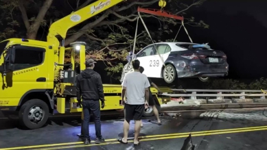 驚爆惡夜瘋狂大追緝｜歹徒搶走池上警車高速逃竄，撞上小轎車車毀人傷被擒！