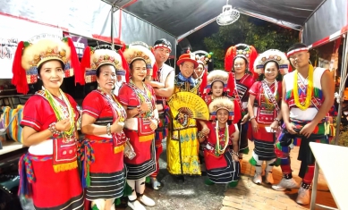 台南白河電影城老街「台灣萬里長城」 春節連假湧現人潮 體驗換上古裝登高遊賞祈願 是民眾新春休閒、傳承民俗熱門去處〜