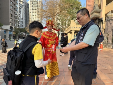 警方啟動護童專案勤務    蔡慶星分發文宣品扎根