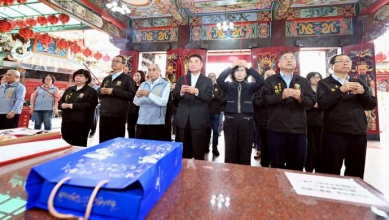馬年吉祥 發大財 縣長鍾東錦開工到玉清宮、天雲廟上香祈福 強調會讓苗栗成為幸福城