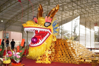 尖山顯濟殿「東山再起金磚龜」開光啟靈 植福祈安迎元宵 此次開光的「金磚龜」是由千塊金磚造型堆疊而成，金磚內裝平安米。「以金象富、以龜象壽」，寓意財庫充盈、基業長固，為新春注入滿滿祝福與希望。 「尖山顯濟殿元宵乞龜搏金磚文化季」將於2月27日至3月3日登場，每晚6時30分至10時30分在廟埕舉辦活動，邀請民眾前來品嚐美食、擲筊祈福，在熱鬧喜慶的氛圍中迎接嶄新的一年。