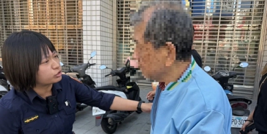 新港翁開車帶老婆到嘉市市場買年菜  忘記與妻相約地  在市區繞圈圈失聯  北門警助老翁新年團圓