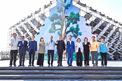 行政院長卓榮泰視察TECH WORLD館回台 重現2026台灣燈會整備情形 卓揆：為臺灣感到驕傲與感動！