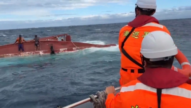 漁船臺東外海翻覆｜3名船員攀上翻覆船體上待援，海巡即刻救援脫險！