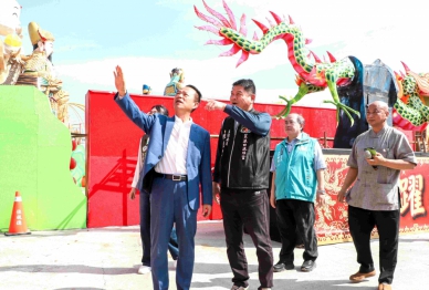 嘉義縣長翁章梁視察台灣燈會「好神抵嘉」宗教燈區 走訪各宮廟燈座祈福〜
