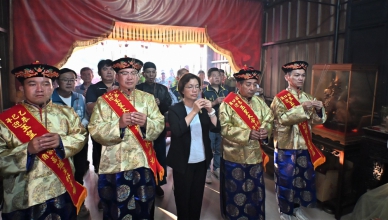 彰化縣長王惠美前往芬園鄉社口角迎天公。(照片縣府提供)