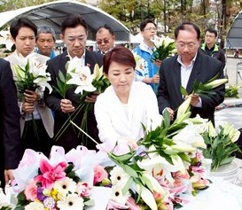 二二八事件79週年追思會 市長盧秀燕獻上鮮白百合祝福 讓愛與包容延續