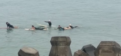 民眾落海。載浮載沉｜美崙溪口海巡、衝浪客救援上岸送醫急救後不治！