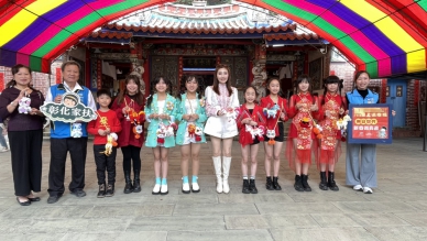 清水岩寺義賣家扶燈籠，教唱女神楊惠絜（中）助陣。（照片家扶提供）