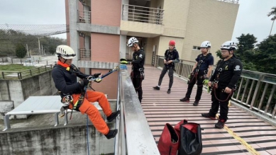 精進繩索救援技術　苗栗特搜分隊辦理繩索行徑與拖拉系統訓練