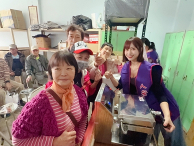 人安基金會嘉義平安站婦女節送暖寒士  青創聯盟理事長柯莉絲汀率志工助發餐食