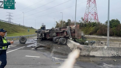 國10燕巢交流道曳引車闖紅燈撞轎車4人輕傷