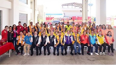 熱心公益 九登、鉅立、通用不銹鋼共同捐贈氣瓶空氣灌充機 助中市消防局提升救災量能