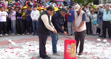 雙媽祖旗山合體遶境信眾躦轎腳狂喊「媽祖我愛您」