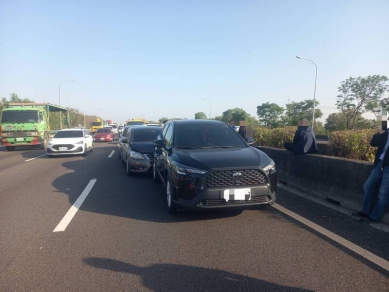 國1路竹段3起車禍10車追撞 2駕駛送醫無大礙