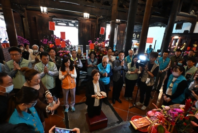 王縣長擲筊擇定6月7日舉辦龍王祭。(照片縣府提供)