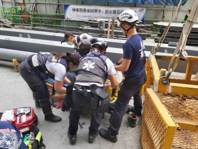 高雄富邦漢神工地鋼架倒塌壓死1移工砸2車勞工局令停工