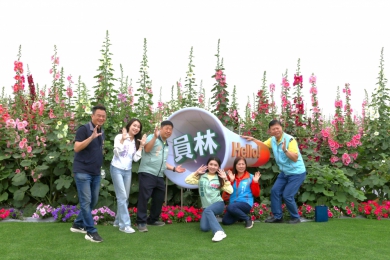 員林蜀葵花季開幕，代市長賴致富（右）邀全國遊客來賞花，吃美食。（照片公所提供）