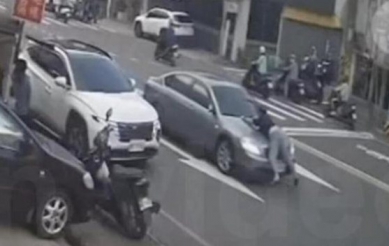 車手第四度取款被圍堵    猛踩油門逃逸撞傷二人