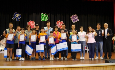 員林代市長賴致富（後排左5）表揚育英國小模範兒童。（照片公所提供）