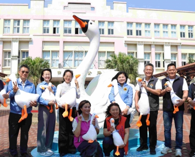 雲林天鵝湖嘉年華4/3-12在口湖椬梧滯洪池盛大登場 縣長張麗善等人邀請大家遊賞 拍照打卡8米高天鵝萌樣〜