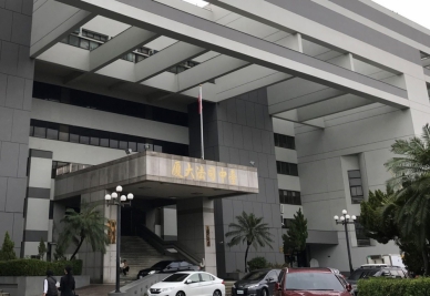 噪音忍無可忍         持刀一路追殺猛刺十一刀