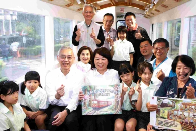全台首例！ 嘉義市長黃敏惠與林森國小師生同慶林鐵車廂新生 搖身校園特色閱讀空間〜