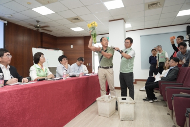 立委陳素月邀產、官、學界團隊,聆聽田尾鄉花農心聲。(照片陳立委團隊提供)