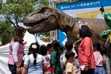 柯志恩鳳山與親子同樂承諾打造「喘息空間」照顧家長