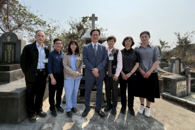 清明節,彰基陳穆寬總院長率3名年輕醫師、牧師、護理部主任,公關等人上山緬懷130年前醫療宣教師。(照片彰基提供)